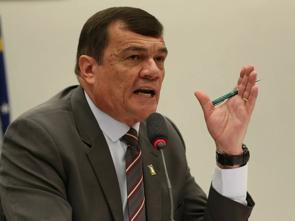 Defesa pede acesso urgentíssimo a código-fonte de urnas ao TSE