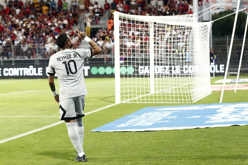 Emoção: Neymar faz gol e presta homenagem a Jô Soares