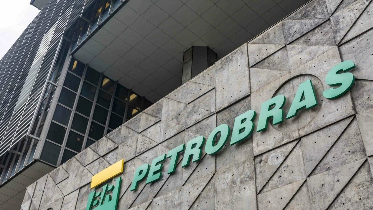 Petrobras reduz em R$ 0,18 o preço da gasolina a partir desta terça