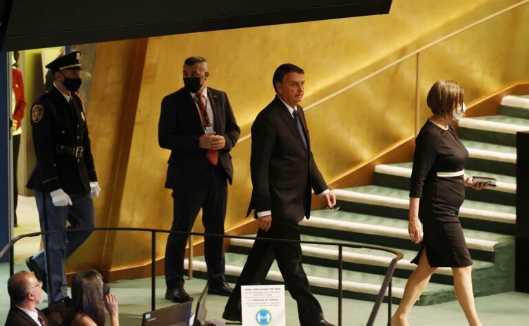 Bolsonaro oferece asilo a padres…