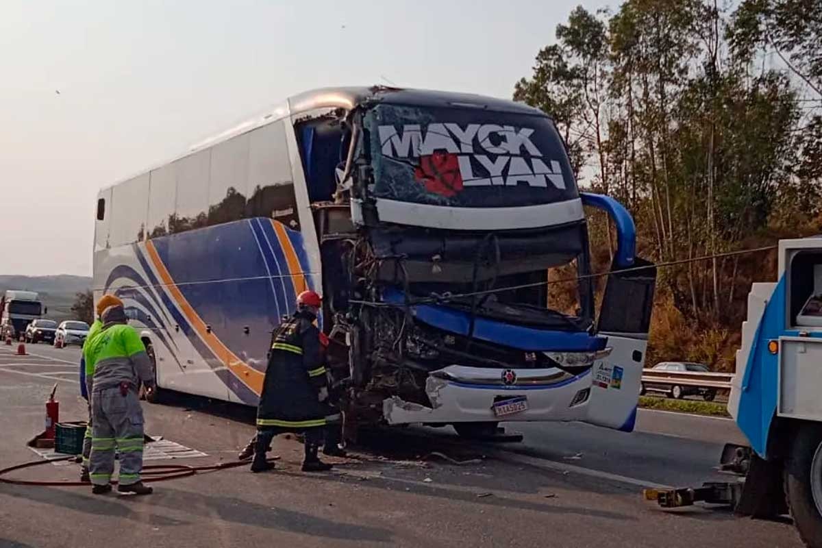 Ônibus da dupla sertaneja Mayck…
