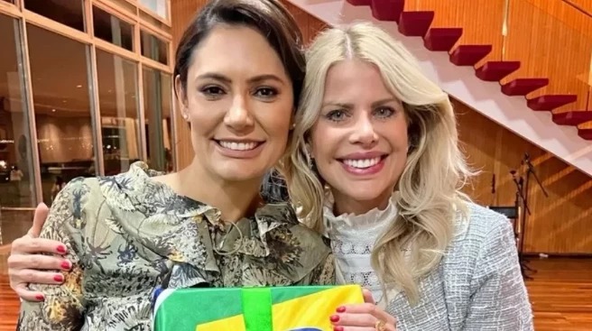 Karina Bacchi dá presente para…