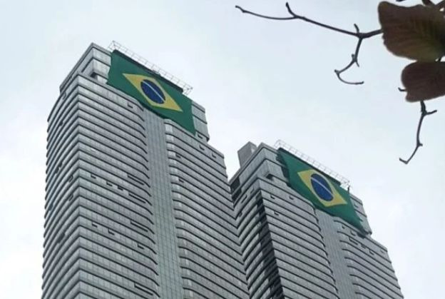 Neymar manda cobrir sua cobertura com enorme Bandeira do Brasil para receber Bolsonaro em SC