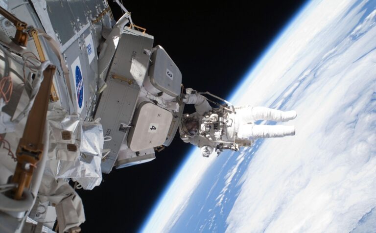 Idosa leva golpe ao pagar para falso astronauta retornar à Terra