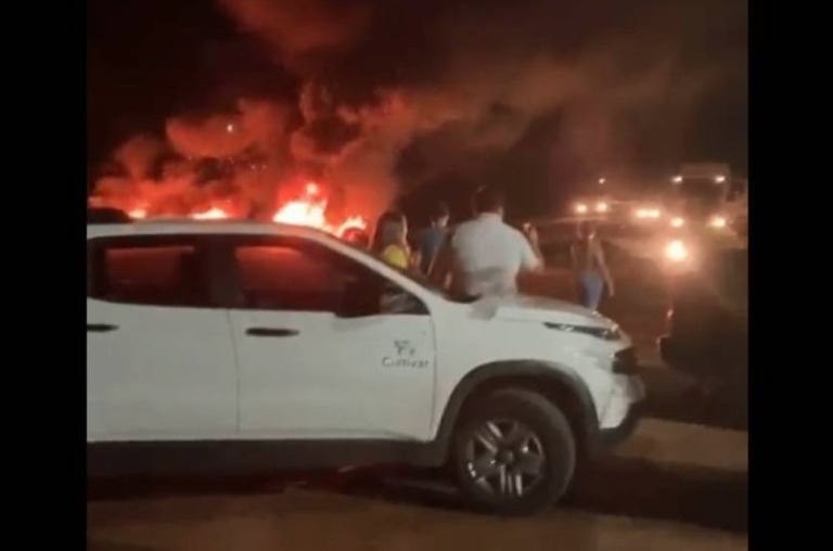 Em protesto contra Lula, caminhoneiros bloqueiam rodovias em cinco Estados