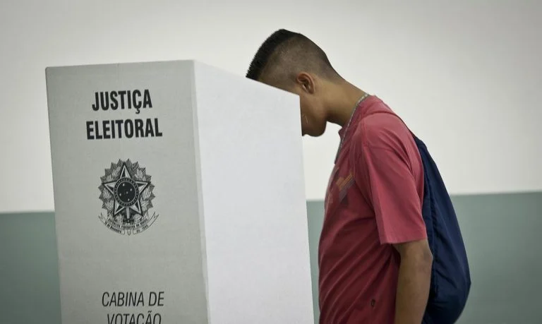 Investigados, Ipec e Datafolha receberam quase R$ 40 milhões por pesquisas