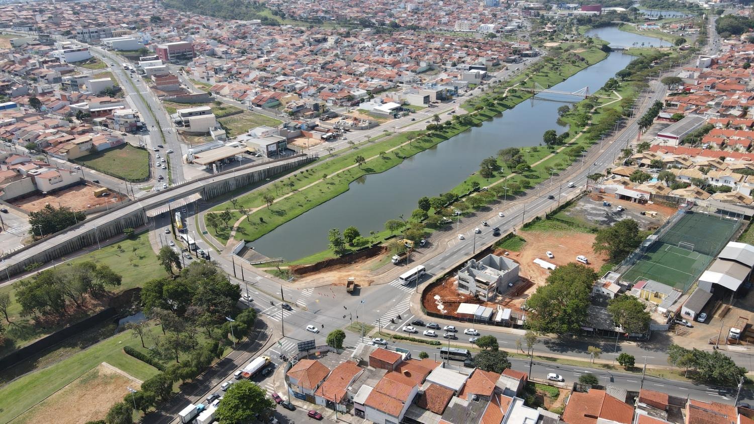 Saae implanta novo trecho de emissário de esgotos na margem esquerda do Córrego do Barnabé