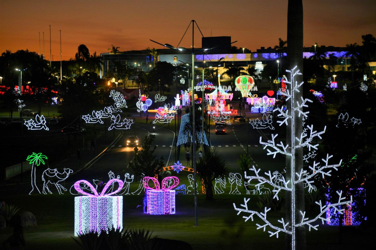 Natal Nevado é tema da decoração de Natal instalada em frente à Prefeitura de Indaiatuba