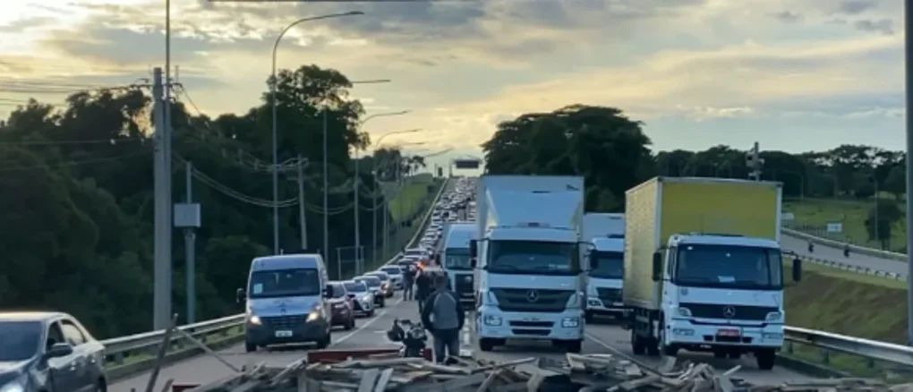 Caminhoneiros bloqueiam acesso ao Aeroporto de Viracopos