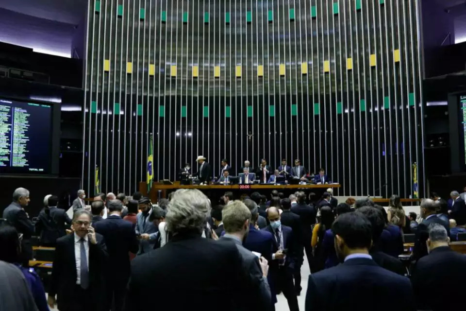 Deputados aumentam para R$46,3 mil os próprios salários e também o do presidente