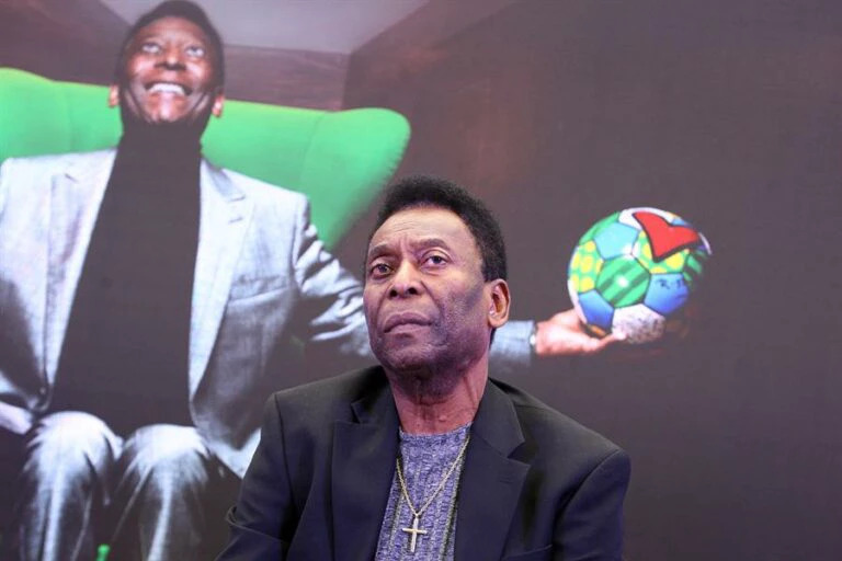 Nasa homenageia Pelé com foto de galáxia com cores do Brasil