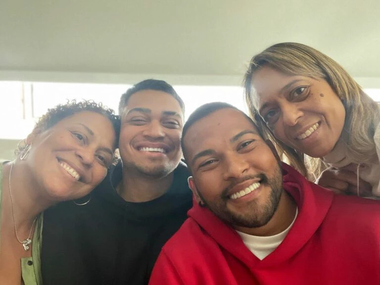 Netos de Pelé chegam dos EUA e tia comemora: “Todos juntos”