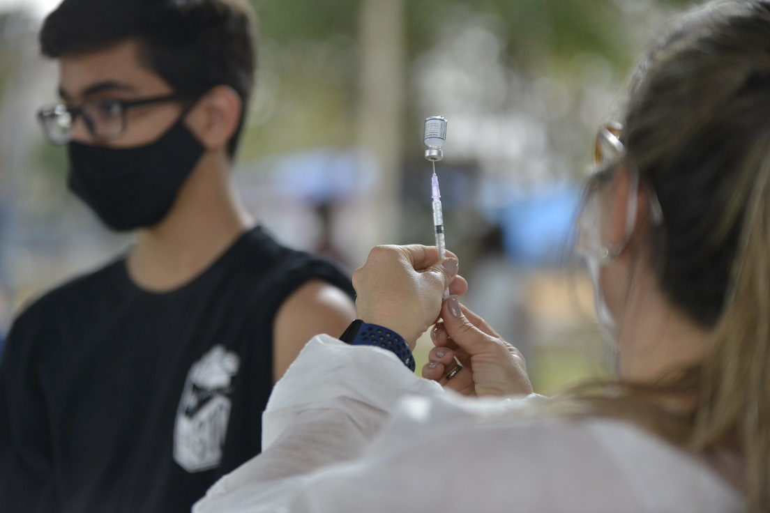 Saúde libera vacina contra meningite tipo C para adolescentes de 15 a 19 anos até fevereiro