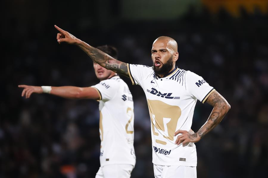 Irmão de Alves nega agressão sexual do jogador: “Armadilha”