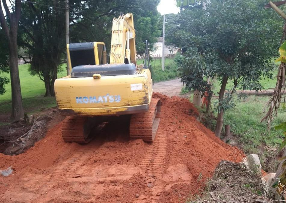 Secretaria de Obras inicia trabalho de reconstrução de passagem de água do Berdu