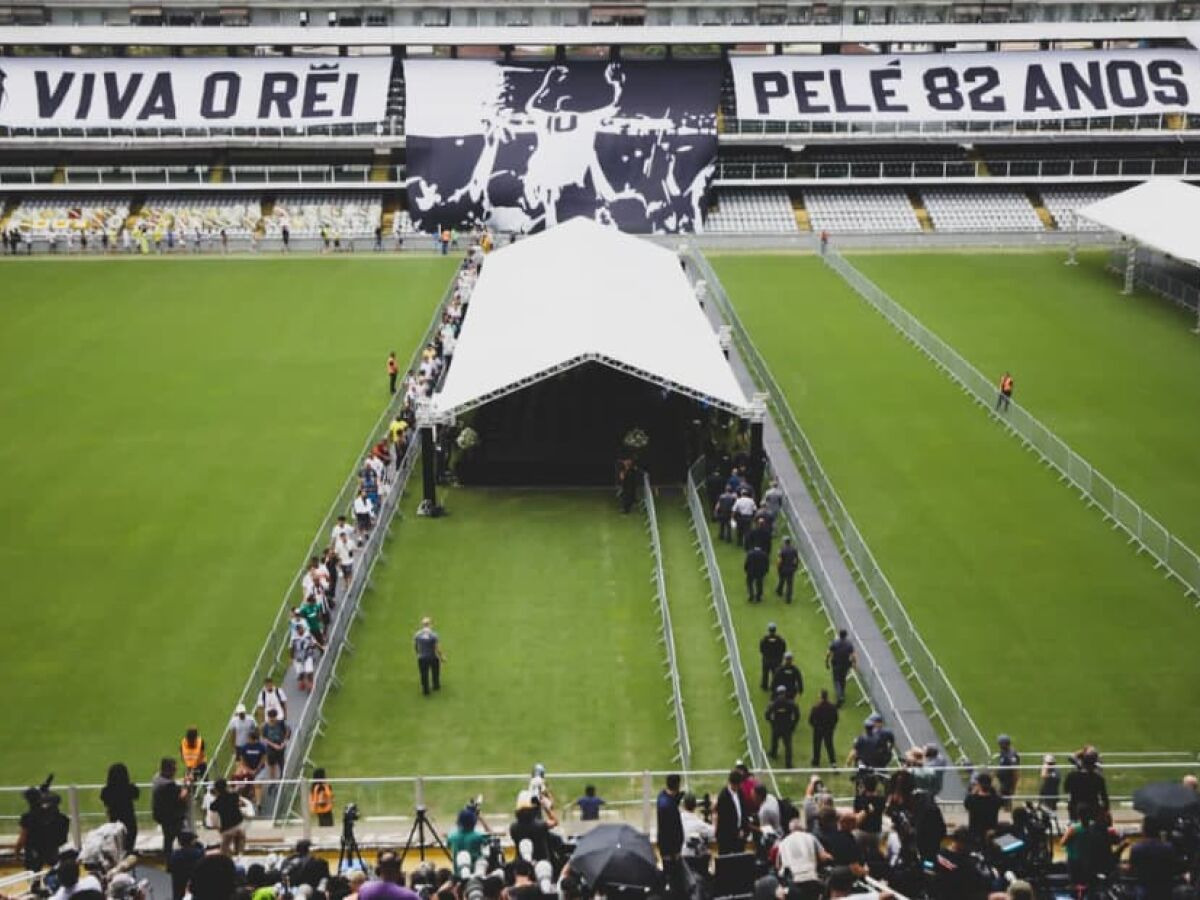 Autoridades, ídolos do Santos e familiares; confira quem está no velório de Pelé