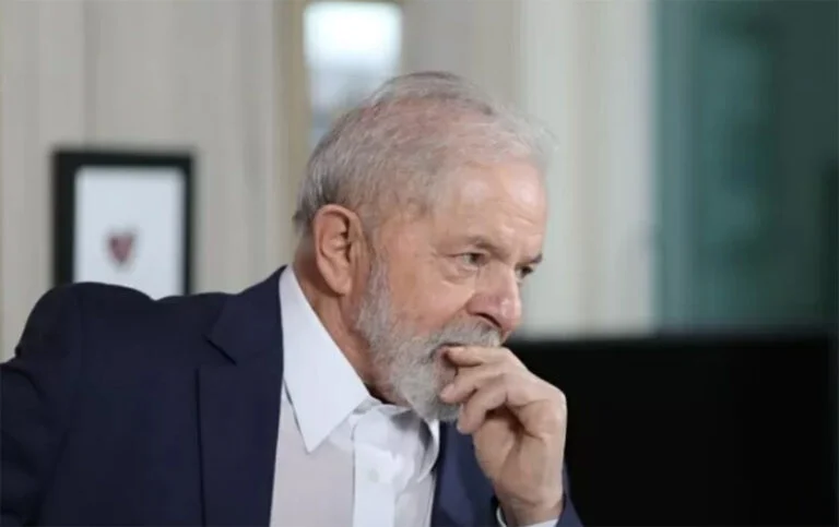 Bolsa cai e dólar sobe, na estreia do terceiro mandato de Lula na Presidência