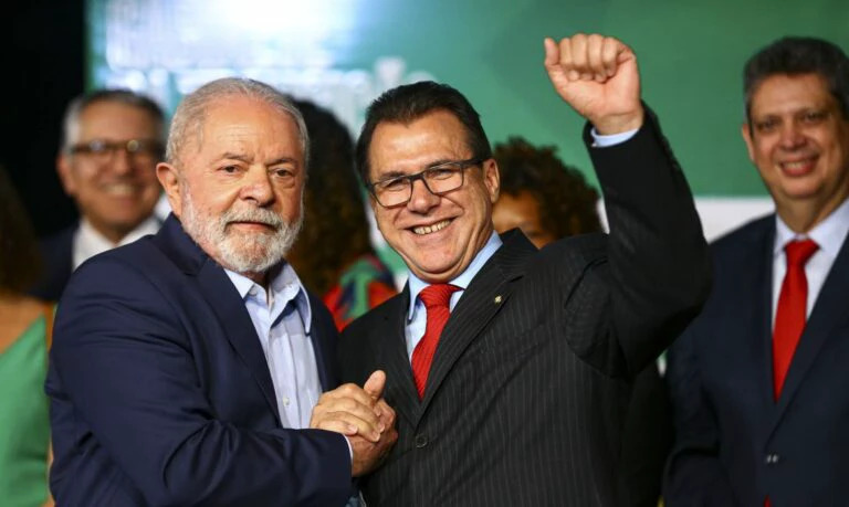 Ministro de Lula ironiza possível saída da Uber no Brasil
