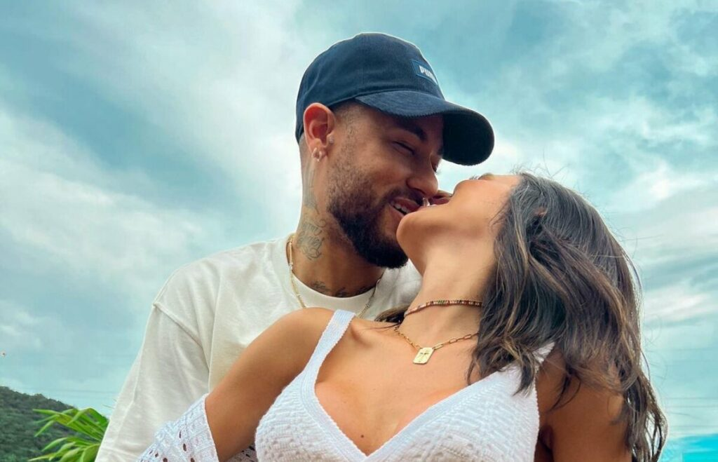 Namorada de Neymar anuncia gravidez e cita Bíblia