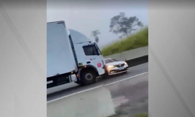 Caminhoneiro arrasta carro de bandidos na Anhanguera