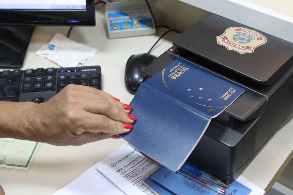 Pedidos de green card crescem 28% entre brasileiros em 2022