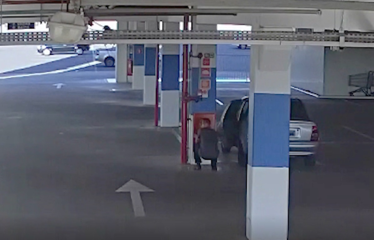 Homem furta mangueira do hidrante na loja Havan de Campinas (SP)