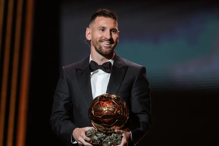 Lionel Messi bate recorde de Pelé e conquista a Bola de Ouro pela 8ª vez