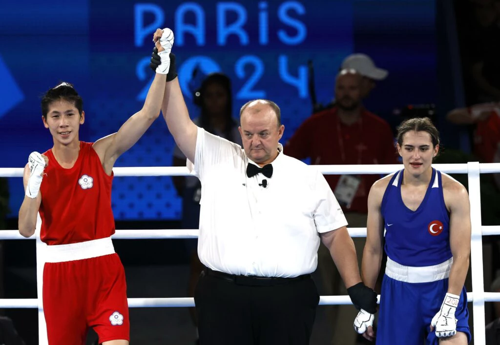 Boxeadora reprovada em teste de gênero vai para a final