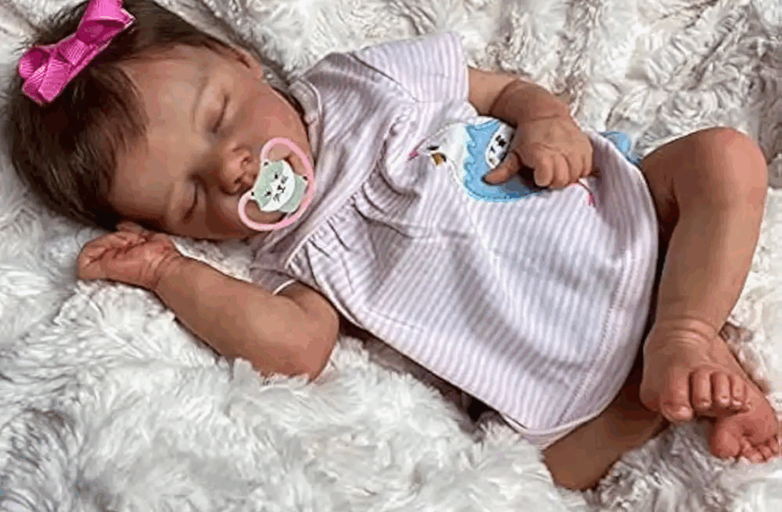 Mulher tenta vacinar bebê reborn em posto de saúde