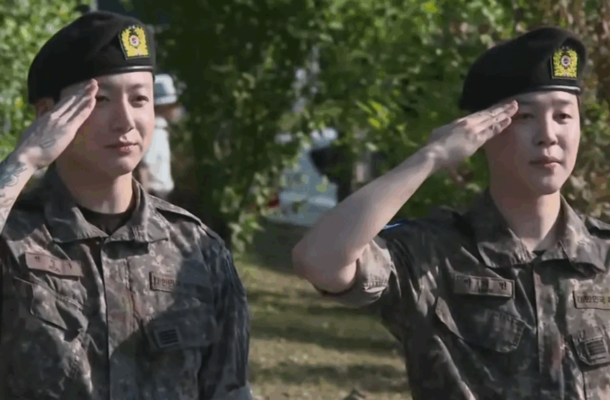 Falta só mais um! Jimin e Jungkook, do BTS, posam para imprensa e fãs em dispensa militar na Coreia do Sul
