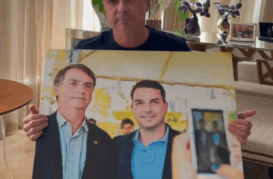 Flávio Bolsonaro lamenta não poder postar foto com o pai no Dia dos Pais