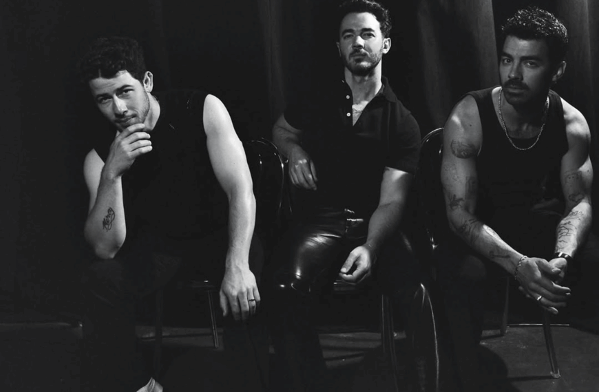 Prestes a iniciar turnê de 20 anos do trio, Jonas Brothers liberam tracklist do novo álbum