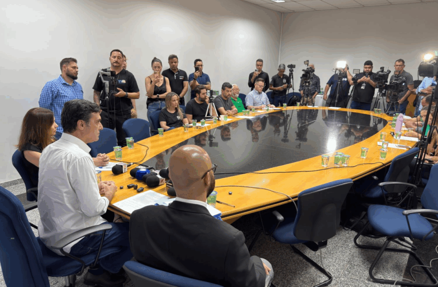 Prefeito anuncia suspensão de pagamentos e cria Comissão para reavaliar bolsistas do Passe Bolsa