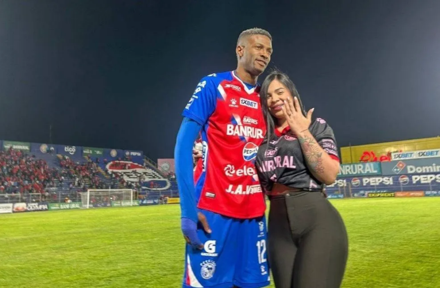 Jogador pede namorada em casamento no gramado e termina o noivado três dias depois