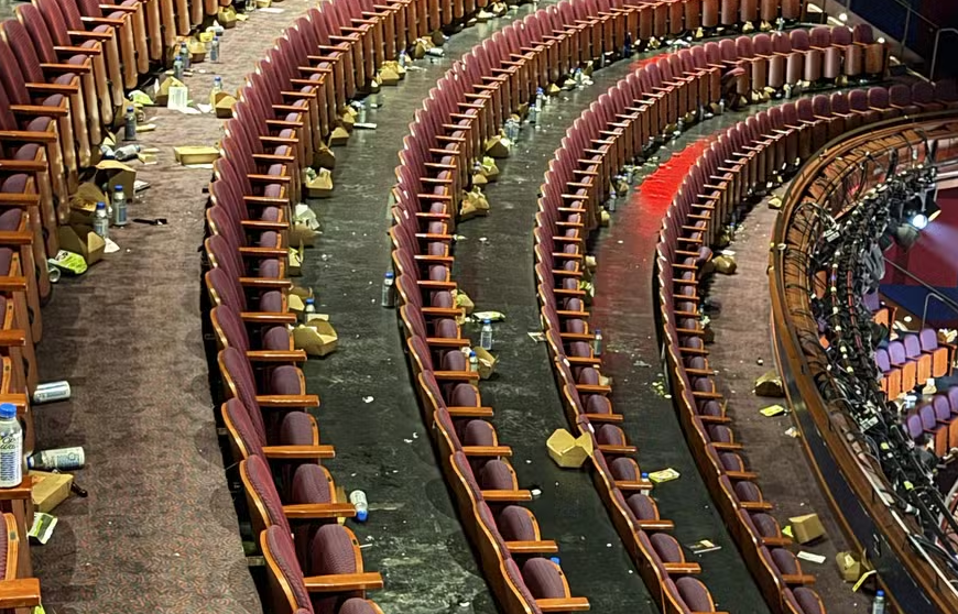 Jornalista mostra sala onde ocorreu o Oscar suja após a cerimônia
