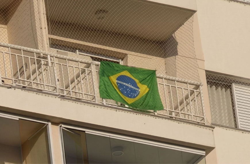 Morador leva multa de R$ 900 em condomínio após expor bandeira do Brasil em apartamento