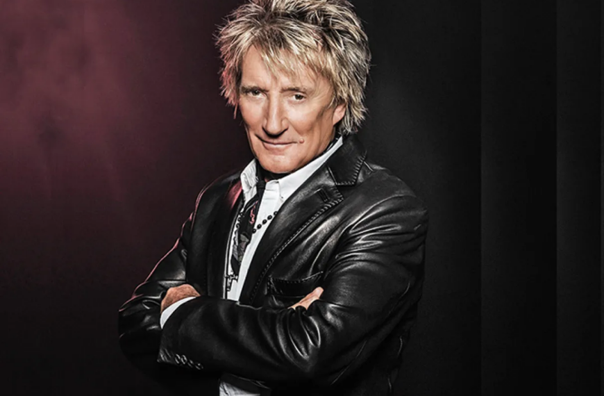 Rod Stewart é criticado por fãs ao comparecer na Copa do Mundo horas após cancelar show por saúde