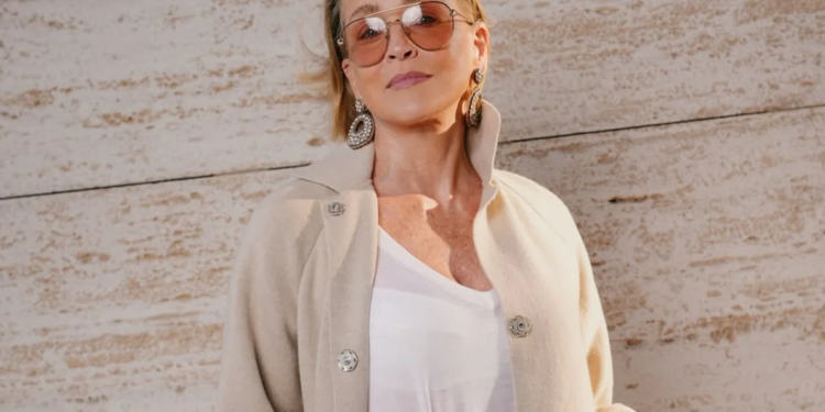 Sharon Stone fala sobre decisão de parar com a maconha: “Fiquei muito doente”