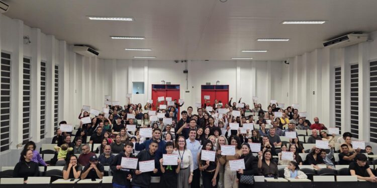 Fiec entrega cerca de 200 certificados do Programa de Educação Digital