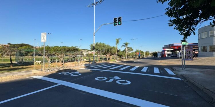 Cruzamento da Avenida Engº Fábio Roberto Barnabé com Rua Antônio Cantelli recebe novo semáforo