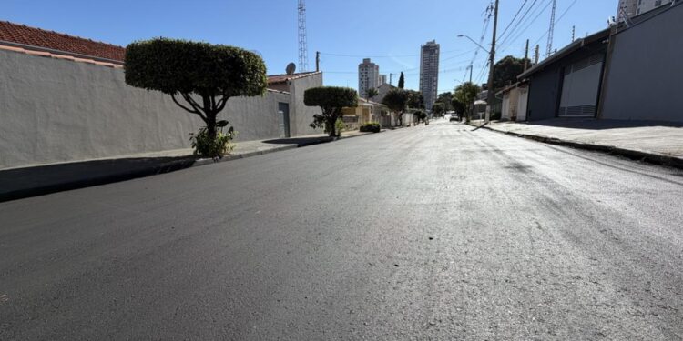 Secretaria de Obras e Vias Públicas finaliza recapeamento da Rua Padre José Anchieta