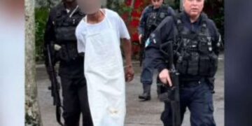 Homem com fuzil invade escola e se disfarça de merendeiro para fugir da PM no Rio