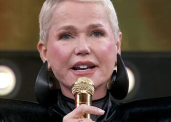 Xuxa volta a rebater críticas sobre seu figurino nas turnês: “A virilha é minha e mostro se quiser”