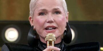 Xuxa volta a rebater críticas sobre seu figurino nas turnês: “A virilha é minha e mostro se quiser”