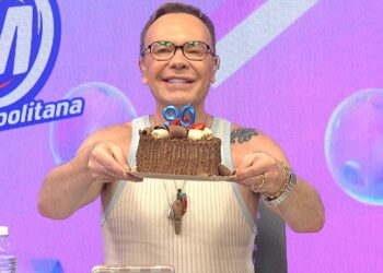 Com bolo de aniversário, Felipeh Campos comemora 90 dias da prisão de Deolane Bezerra