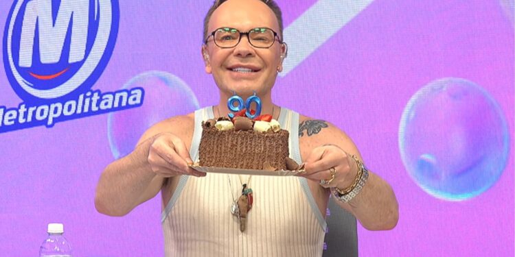 Com bolo de aniversário, Felipeh Campos comemora 90 dias da prisão de Deolane Bezerra