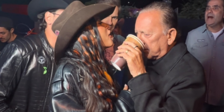 Ana Castela bebe com Galvão Bueno após show em Barretos e brinca: “Vai, Corinthians!”