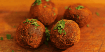 Bolinho de feijoada crocante por fora e cremoso por dentro: veja como fazer esse petisco para o fim de semana