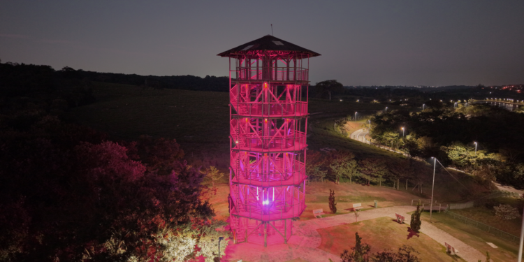 Saae adere à campanha "Agosto Lilás" com iluminação temática no Parque do Mirim