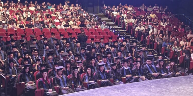 Fiec realiza colação de grau de 255 alunos dos cursos técnicos